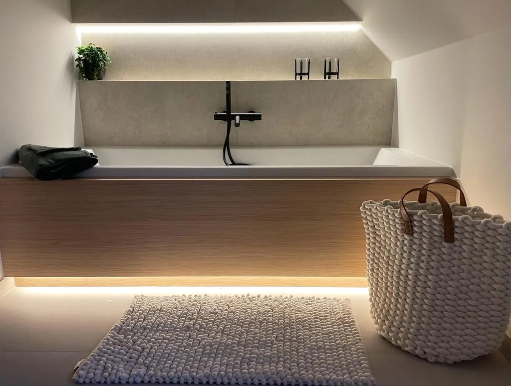 Ingebouwd bad met indirecte LED verlichting